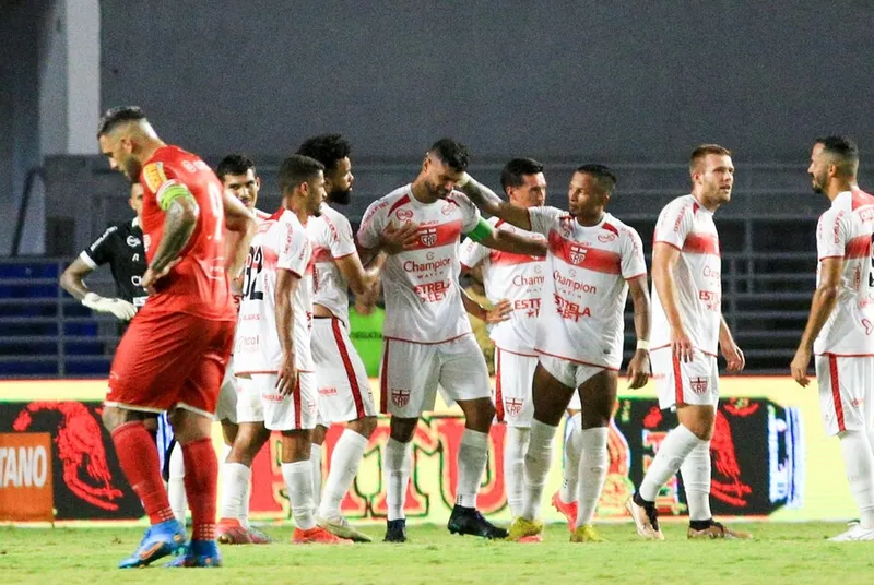 Zagueiro Gum foi homenageado pelos companheiros de equipe e pela torcida durante duelo com o Tombense