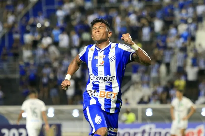 Pretendido pela diretoria do CSA, lateral Lucas Marques está de volta ao clube para 2024