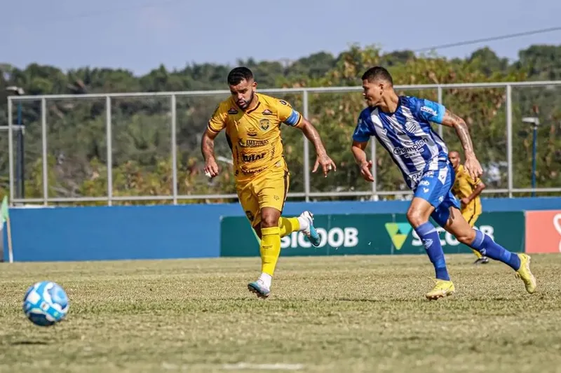 Promovido para o time principal, o jovem Almir Luan (dir) deve ser aproveitado pelo técnico Rogério Corrêa em 2024