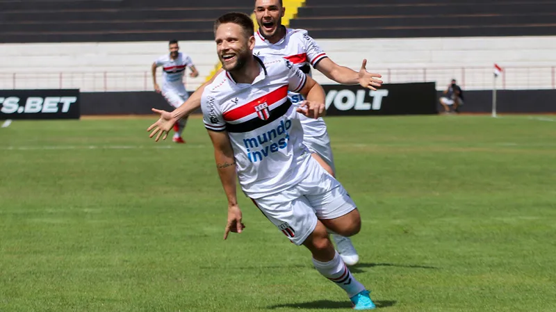 Gustavo Xuxa deixa o Botafogo-SP na Série B e chega para atuar no meio-campo azulino