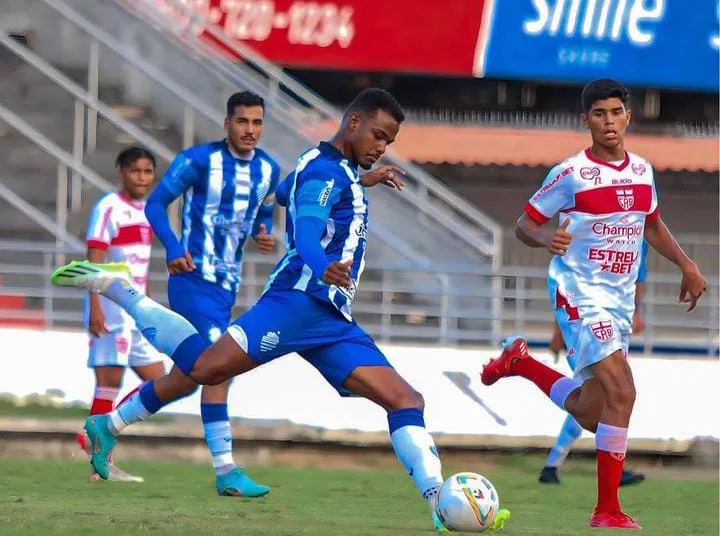 Zagueiro Denilson, campeão no Sub-20, é um dos atletas que está sendo pretendido pela diretoria azulina