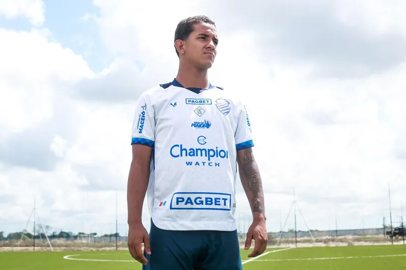 Lateral-esquerdo Erik terá sua segunda oportunidade no time profissional do Azulão, no próximo ano