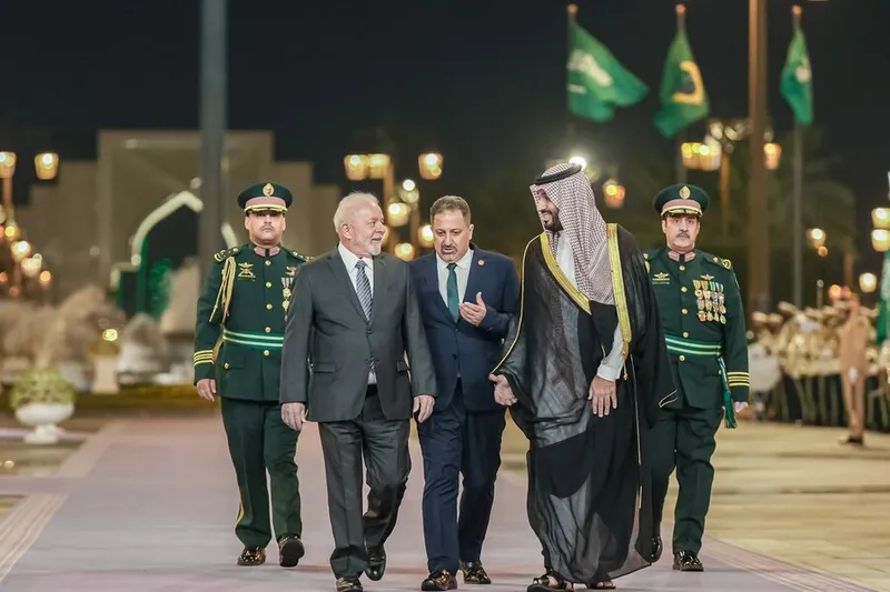 Imagem ilustrativa da imagem EM RIAD, LULA SE REÚNE COM PRÍNCIPE DA ARÁBIA EM BUSCA DE INVESTIMENTO