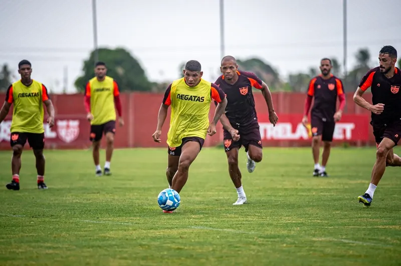 Atacante Riquelme (esq) foi emprestado à Ferroviária de Araraquara, mas teve poucas oportunidades no time Sub-20