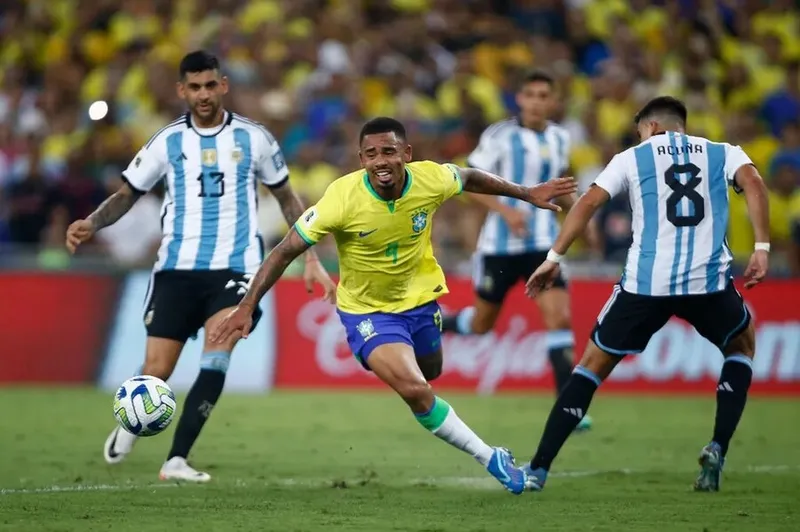 Seca de gols: Gabriel Jesus em ação na derrota do Brasil para a Argentina, nessa terça-feira (21)