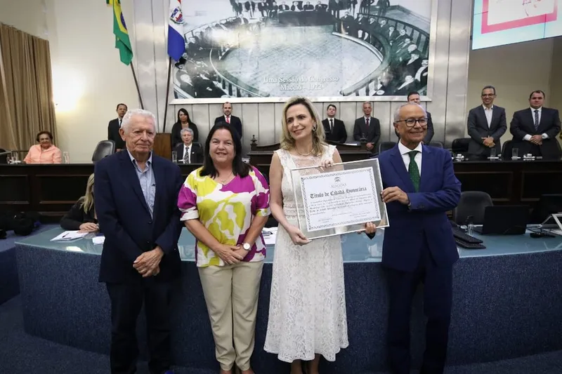Imagem ilustrativa da imagem MÉDICA LUDHMILLA HAJJAR RECEBE O TÍTULO DE CIDADÃ HONORÁRIA DE AL
