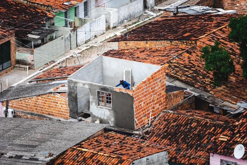 Imagem ilustrativa da imagem MESMO NA IMINÊNCIA DE REALOCAÇÃO, MORADORES AMPLIAM IMÓVEIS