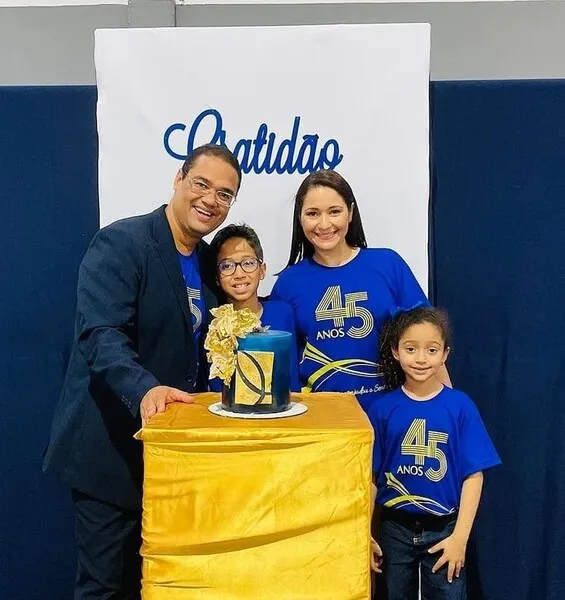 Anderson Nunes com a esposa, Chrystiane, e os filhos, durante culto de gratidão pelo ministério do pastor