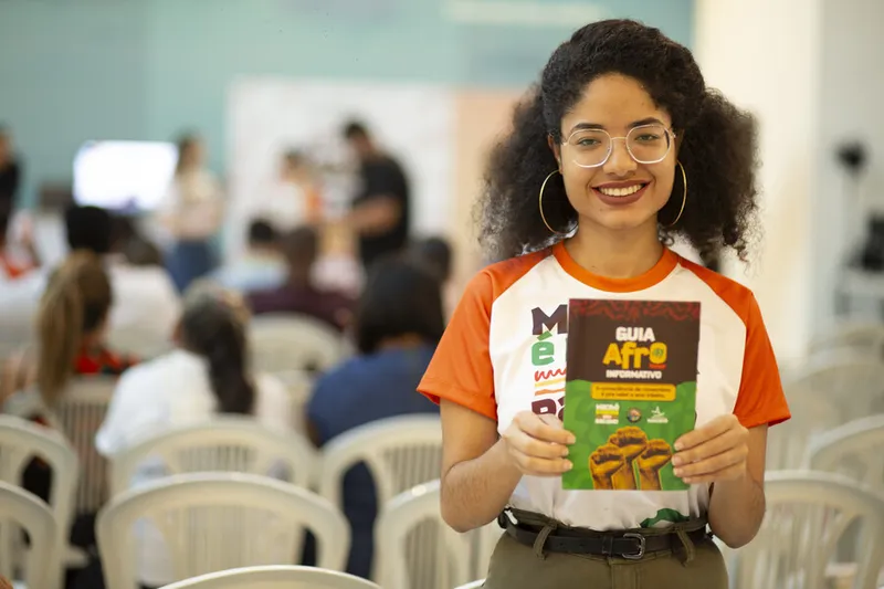 Guia Afro Informativo, que conscientiza a população sobre como identificar o racismo