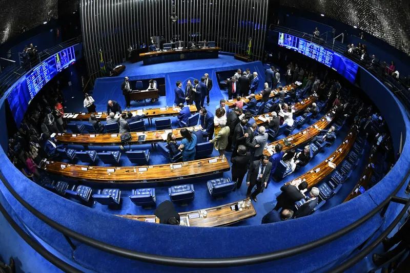 Plenário do Senado Federal durante sessão deliberativa ordinária. 

Na pauta, a proposta de emenda à Constituição (PEC 45/2019) que institui uma reforma no sistema tributário brasileiro. 

Geral do plenário. 

Presidente do Senado Federal, senador Rodrigo Pacheco (PSD-MG), conduz sessão. 

Foto: Marcos Oliveira/Agência Senado