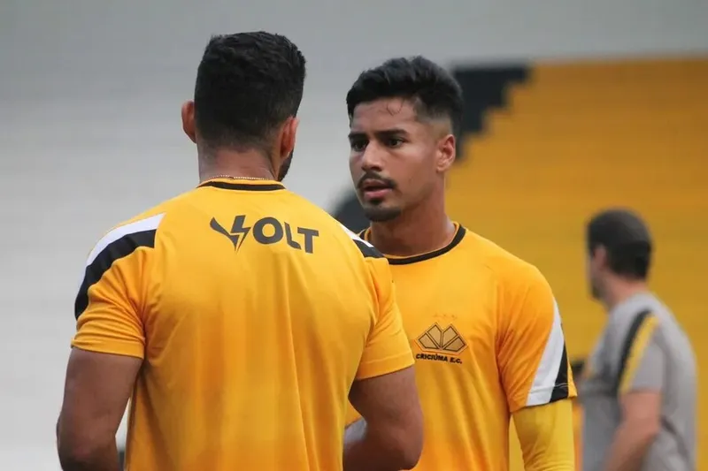 Volante Rômulo, de 27 anos, vem para o Galo após ter sucesso com a camisa do Criciúma-SC, conquistando o Campeonato Catarinense e o vice-campeonato na Série B 2023