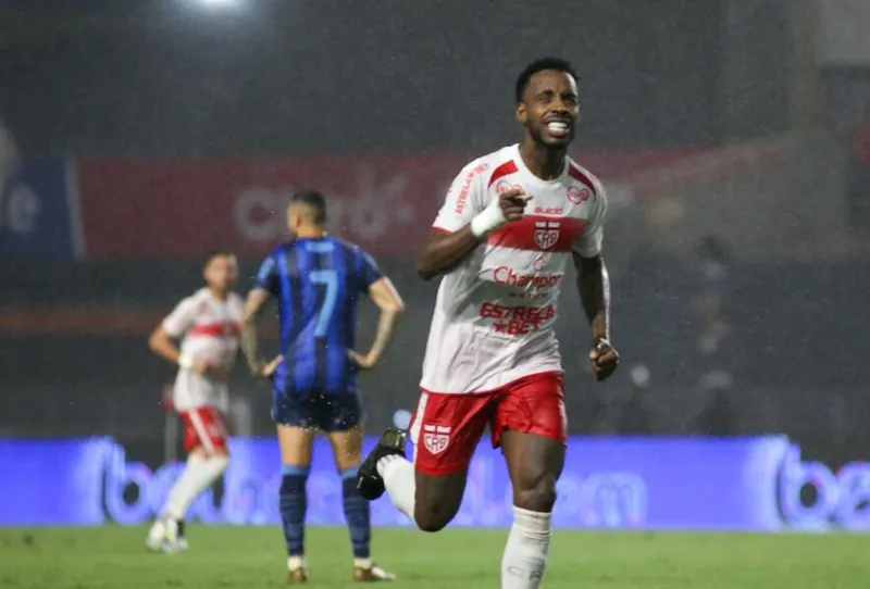 Lateral-esquerdo Guilherme Romão ainda não sabe onde jogará na próxima temporada
