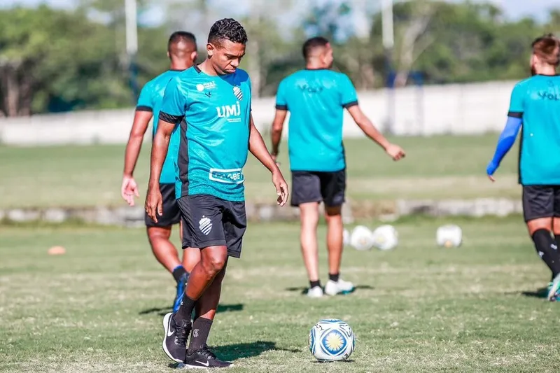 Novo reforço azulino, atacante Niltinho estava atuando na Macedônia do Norte, antes de vir para o clube alagoano