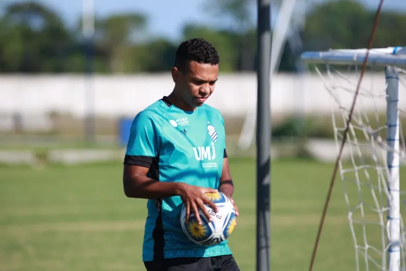 Atacante Niltinho vem treinando no CT Gustavo Paiva, mas ainda não tem data para estrear pelo Azulão, porque aguarda a sua regularização