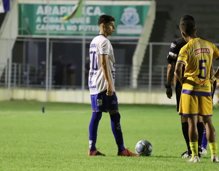Jovem Filipe Matteus quer seguir os passos do pai e visa carreira como jogador de futebol profissional