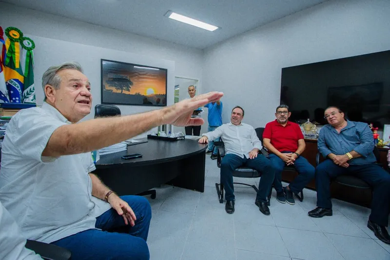 Imagem ilustrativa da imagem Lessa cumpre agenda em Arapiraca e visita obras