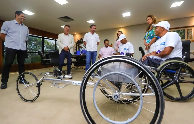 Imagem ilustrativa da imagem PARATLETAS RECEBEM CADEIRAS DE RODAS DE ALTA PERFORMANCE DO ESTADO