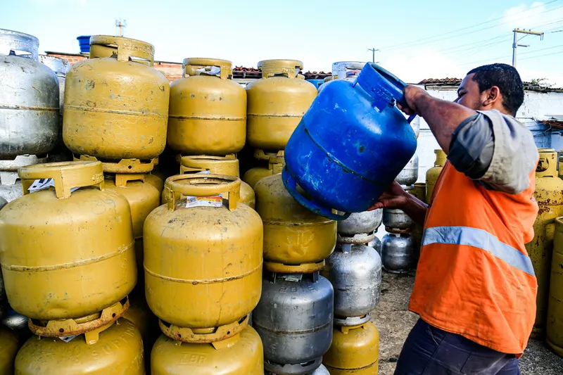 De acordo com o levantamento, em janeiro de 2023 o preço médio do botijão de 13 kg era de R$ 73,86. Já na última semana do ano, o valor atingiu R$ 91,30