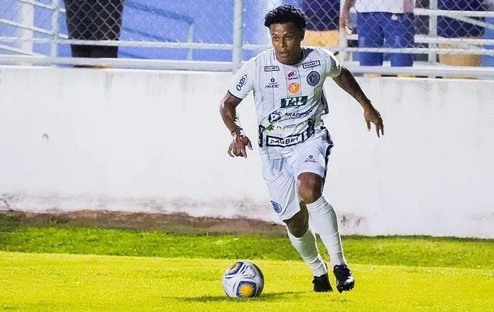 Atacante Iago Santos foi titular com o técnico Leandro Sena, mas sofreu com diversas críticas da torcida