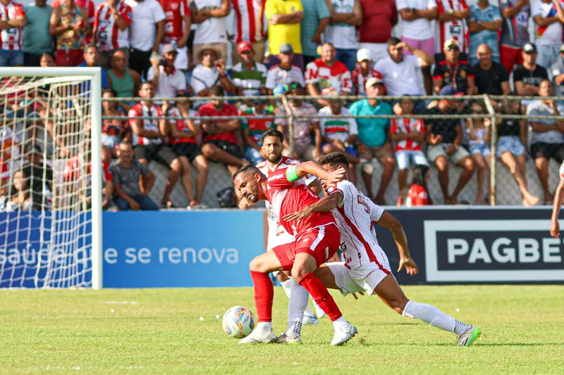 Momento do jogo entre CRB e Penedense, pela rodada de estreia do Alagoano 2024