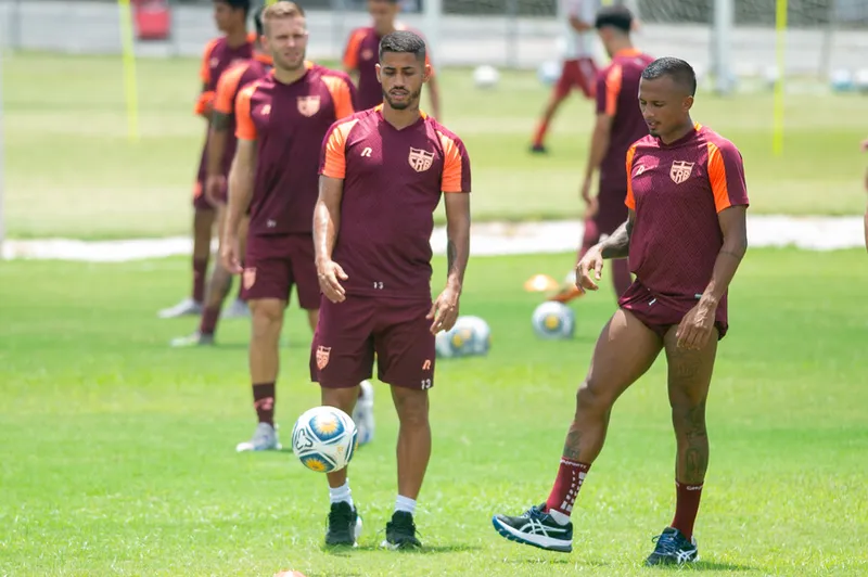 Jogadores do CRB durante treinamento na manhã dessa terça-feira (13), em preparação para o jogo contra o Treze-PB, no interior paraibano, pela Copa do Nordeste, nesta quinta-feira (15)