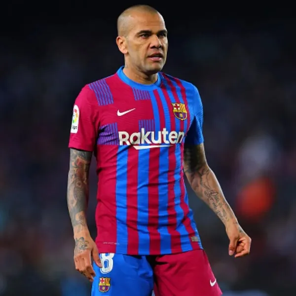 Brasileiro Daniel Alves foi acusado de estupro por uma jovem de 23 anos, em Barcelona