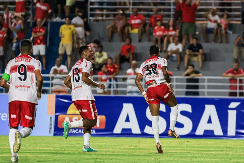 Léo Pereira foi o autor do único gol do jogo, que garantiu a vitória ao CRB sobre o Murici, na noite dessa quarta-feira (24), no Rei Pelé
