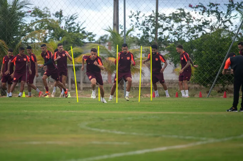 Garotos do Galo tiveram jogo pela Copa Alagoas, enquanto atletas profissionais treinavam, nessa quinta-feira (1), de olho na estreia na Copa do Nordeste, no próximo sábado (3)