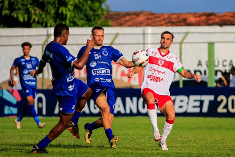 Momento de jogo entre CRB e Cruzeiro no ano passado: as duas equipes voltam a se enfrentar neste domingo, mas em Maceió