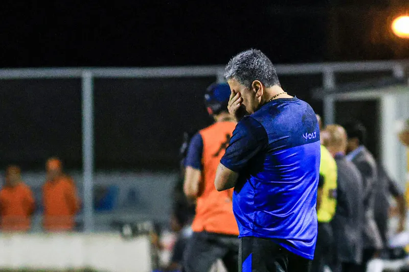 Técnico Marcelo Cabo vai comandar treinos fechados à imprensa, durante esta semana, e vai tentar colocar o time nos eixos