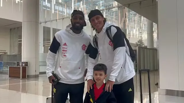 Delegação do Flamengo foi tietada por fãs no aeroporto de Orlando