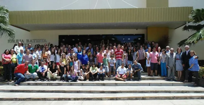 Igreja centenária reunida em frente de seu templo, na Rua Celso Piatti (rua do Centro de Convenções), em Jaraguá