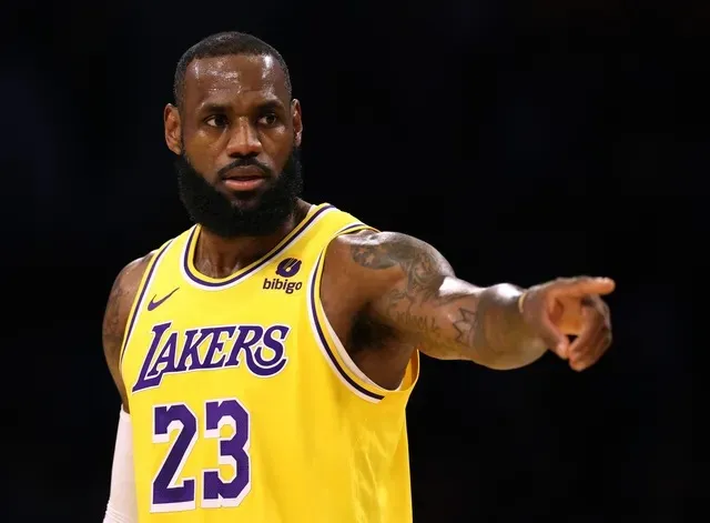 LeBron James em ação na 21ª temporada de sua carreira; ele levou um tapa no rosto do jogador do Houston Rockets