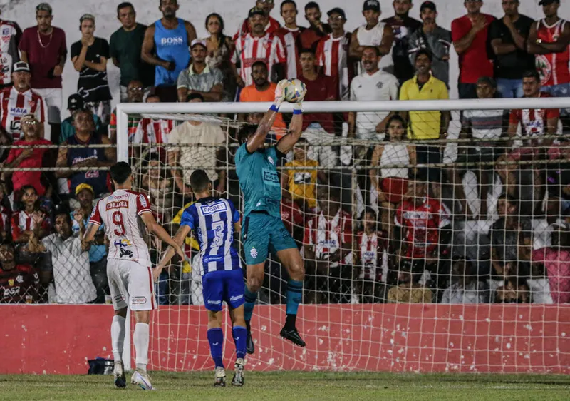 Em mais uma atuação abaixo do esperado, Azulão não teve forças para segurar o ímpeto do Alvirrubro e conheceu sua segunda derrota seguida na competição