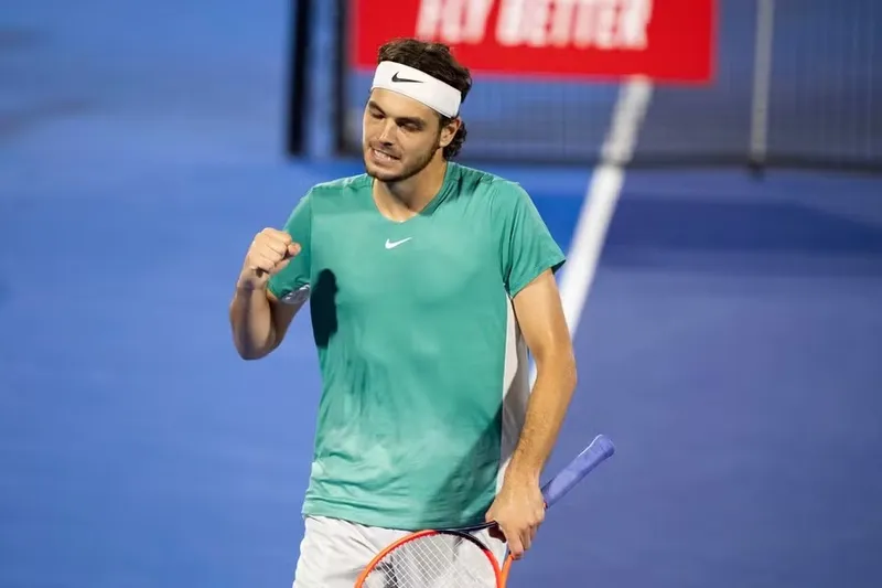 Campeão no ano passado, Fritz fechou o jogo em 2 sets a 0, com parciais de 6-2 e 6-3, em uma hora e 36 minutos