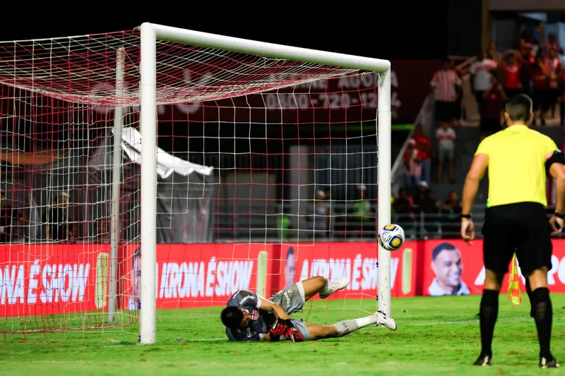 Momento em que Matheus Albino defendeu a última penalidade do Belo e garantiu a classificação do CRB