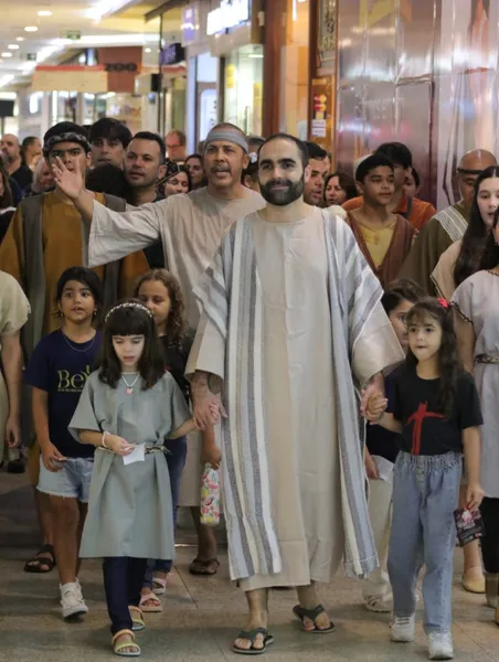 Pastor Leonardo Machado, que faz o papel de Cristo na encenação, na caminhada pelo shopping