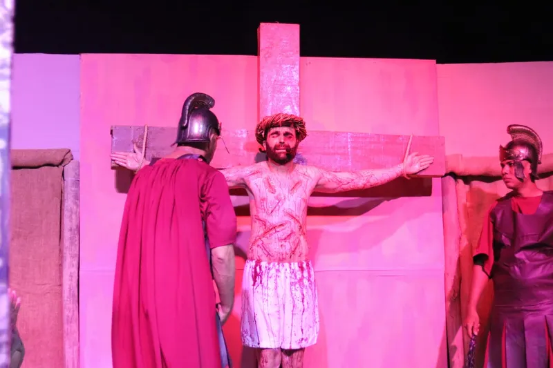 Pastor Leonardo Machado no papel de Jesus crucificado, no Auto de Páscoa de Betel, que ocorrerá também neste domingo (31)