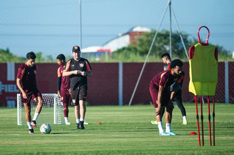 Enquanto novos reforços não são anunciados pelo clube regatiano, jogadores treinam no Ninho do Galo