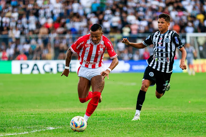 Na primeira partida, CRB sofreu, mas conseguiu bater o rival