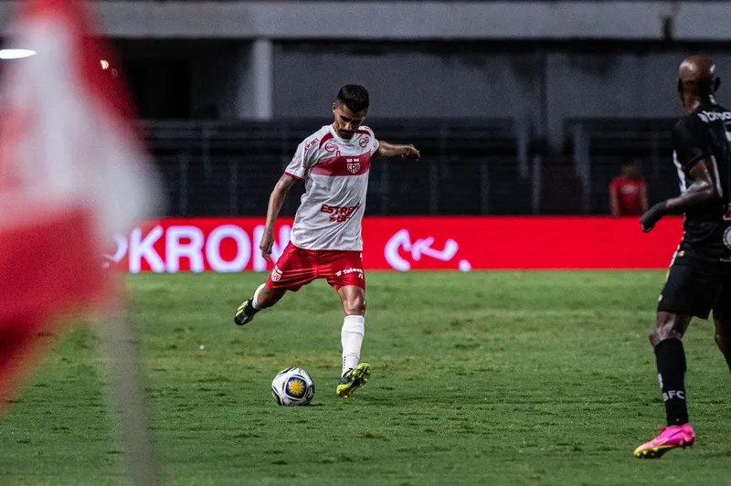 Meia Jorginho provavelmente não estará disponível para o técnico Daniel Paulista, neste sábado