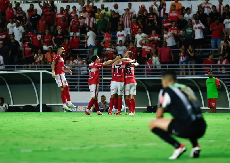Jogadores comemoram o segundo gol, assinalado por Gegê, no jogo dessa terça (12), que definiu o placar para o CRB, no segundo tempo, contra o Athletic