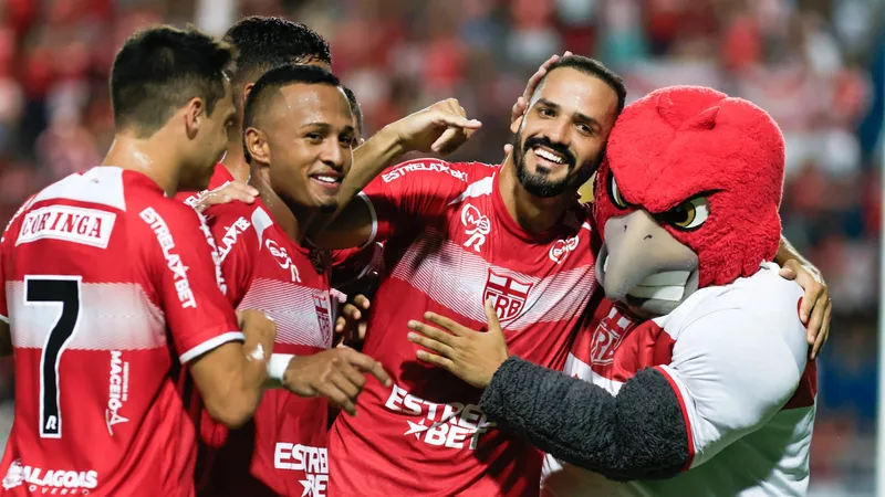 Anselmo Ramon comemora com companheiros de CRB o seu primeiro gol no jogo contra o Cancão