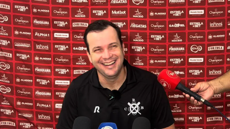 Técnico do CRB, Daniel Paulista é só sorrisos por causa da boa fase que vive o Galo na temporada 2024, sobretudo com a classificação na Copa do Brasil