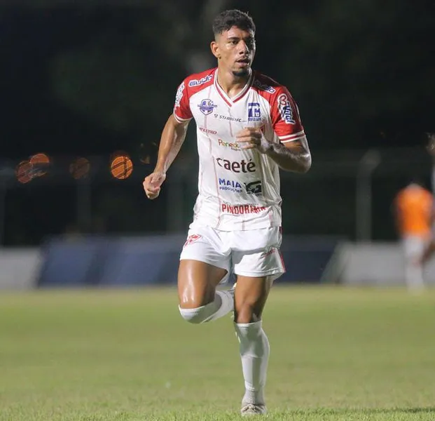 Meia Buga se destacou no Penedense e agora vai reforçar o Azulão na Série C do Brasileirão
