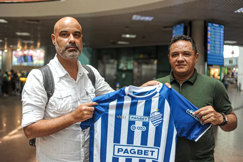 Novo técnico do CSA, Cristian de Souza, ao lado de Marquinhos Mossoró