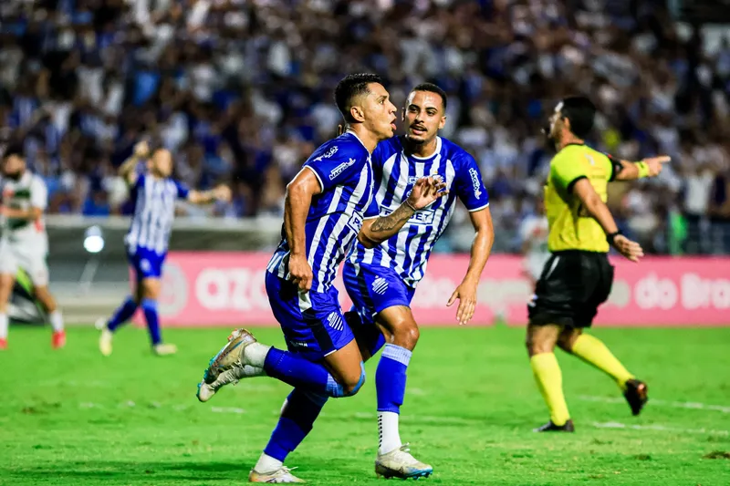 Marquinhos comemora o gol assinalado por ele, o único do Azulão na partida contra o CSE, no Rei Pelé