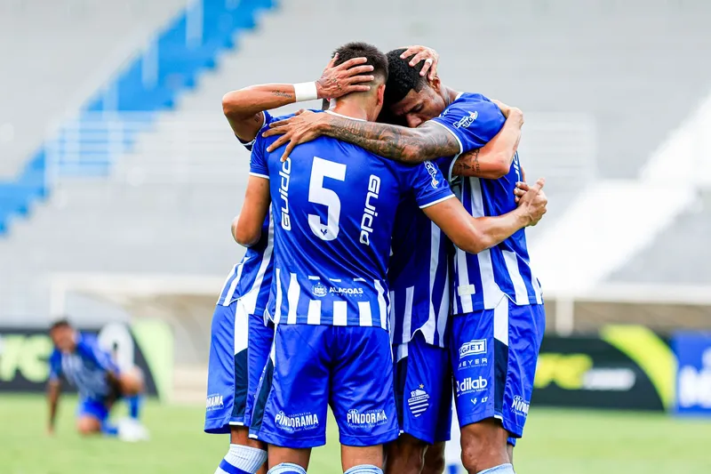 Jogadores do CSA comemoram a vitória do time, por 2 a 0, no Estádio Rei Pelé, em confronto pela Copa Alagoas