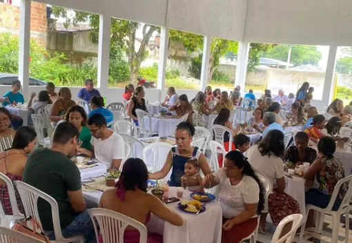 Várias famílias se reuniram durante o café da manhã especial