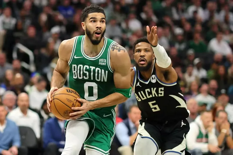 Jayson Tatum em ação defendendo o Celtics em partida com o Bucks